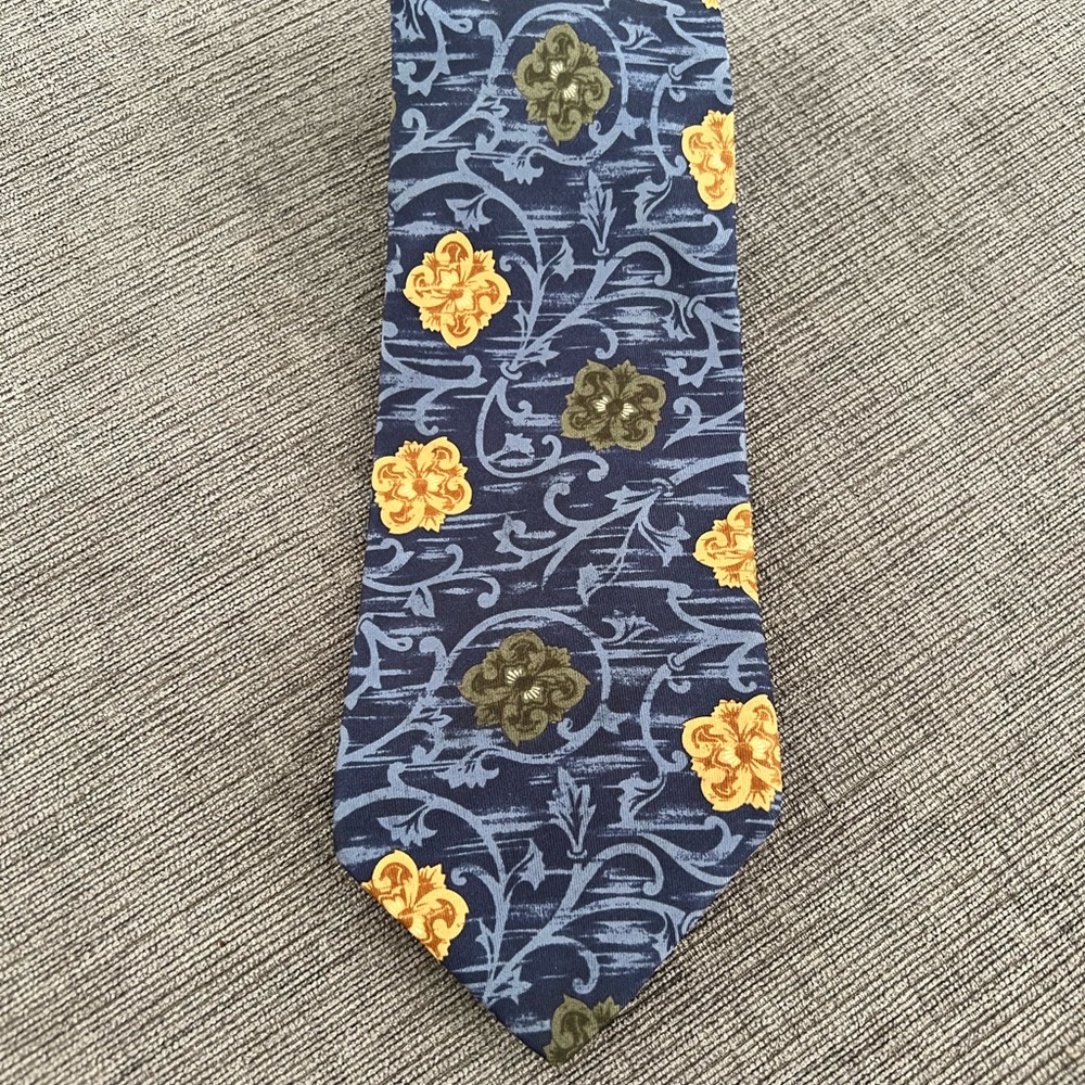 Bill Blass  100% Silk Tie Paisley